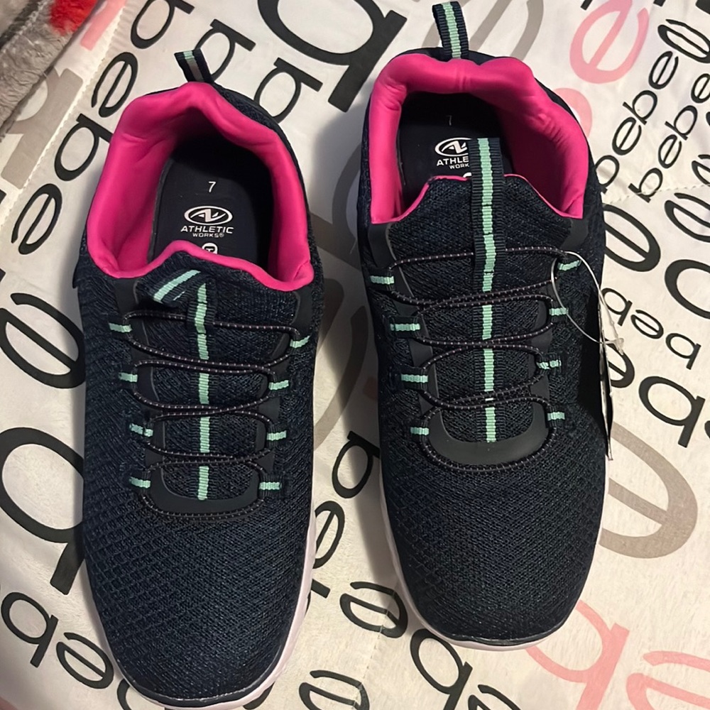 I am selling these amazing shoes that I just brought !!